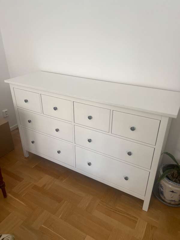 Rymlig vit IKEA Hemnes byrå med 8 lådor
