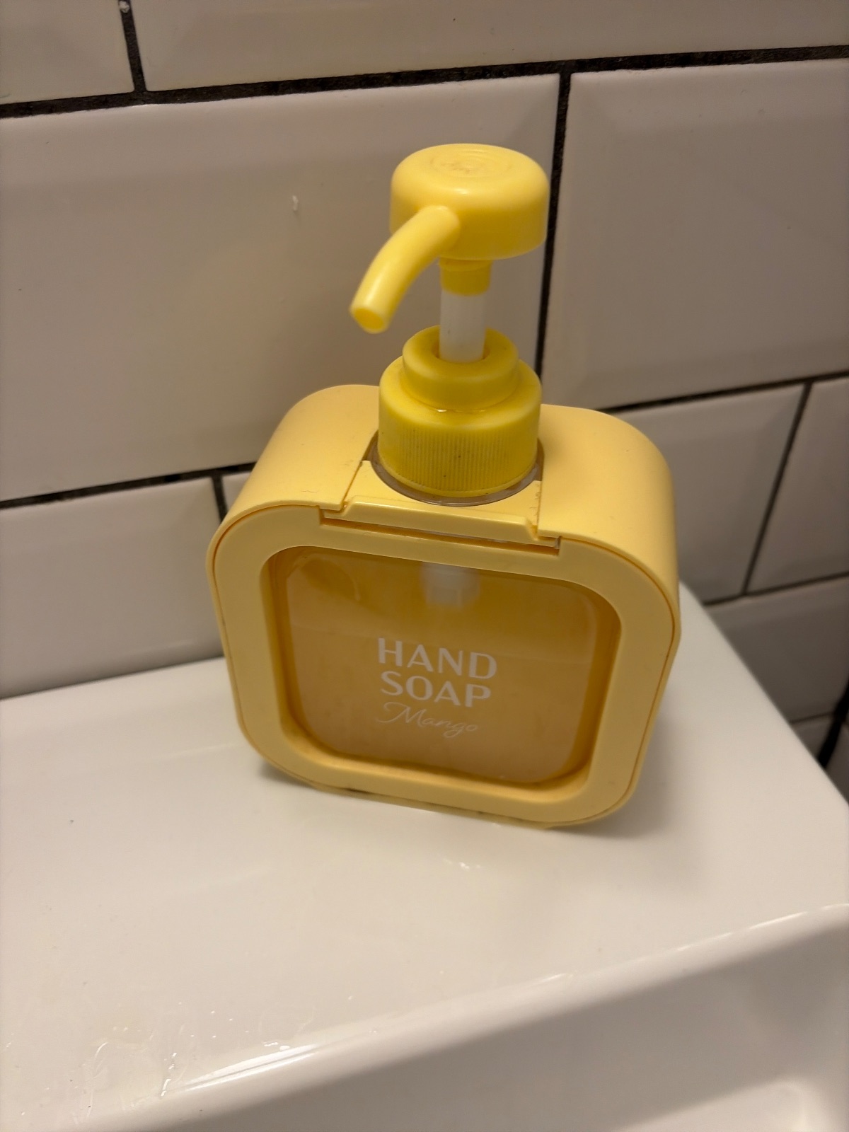 Gul tvålpump med mango-handtvål