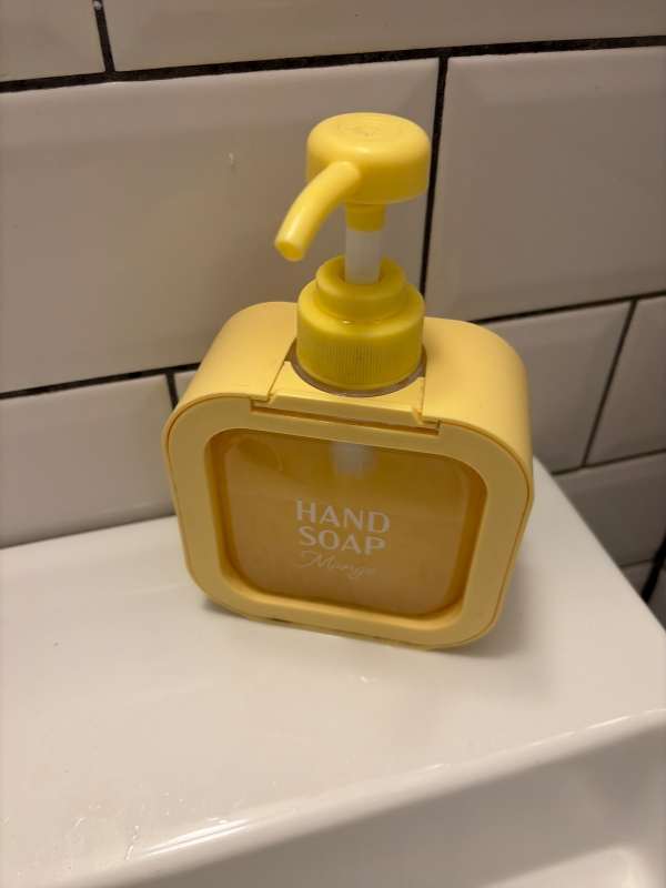 Gul tvålpump med mango-handtvål