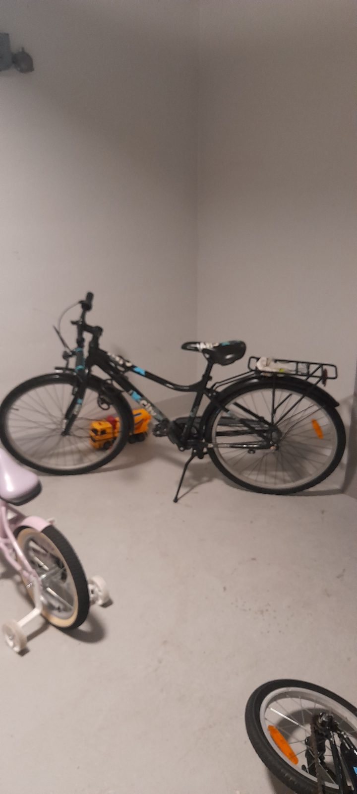 Svart cykel med pakethållare