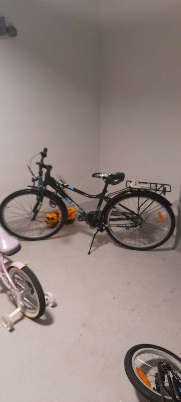 Svart cykel med pakethållare